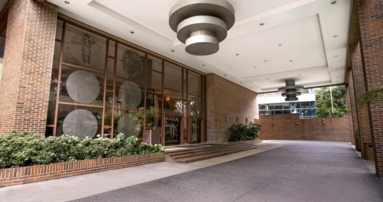 Entrada del Hotel Renaissance La Castellana, sede de SOVEGASTRO 2026 en Caracas